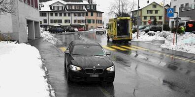 Leicht verletzt wurde eine 67-Jährige im sanktgallischen Kaltbrunn ins Spital gebracht, nachdem sie auf dem Fussgängerstreifen angefahren worden war.