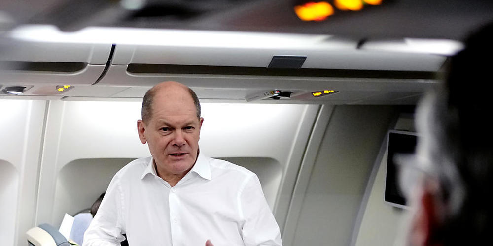 Bundeskanzler Olaf Scholz (SPD) im Gespräch mit Journalisten im Airbus A340 der Luftwaffe vor seinem Heimflug aus Polen. Foto: Kay Nietfeld/dpa