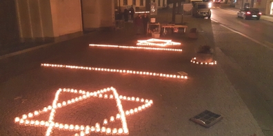 Firmjugendliche werden vor der Uzner Stadtkirche ein Bild aus brennenden Kerzen gestalten.