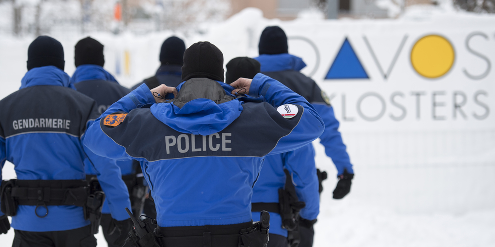 In Davos werden auch Schwyzer Polizei­korps im Einsatz stehen. (Bild: Keystone)