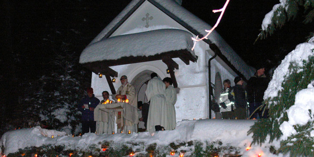 Weihnachtsstimmung im Gonzenwald: Rorategottesdienst im tief verschneiten Erzbild an einem 24. Dezember.