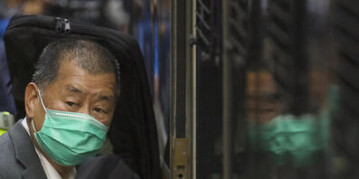 ARCHIV - Der Bürgerrechtler Jimmy Lai, der bereits wegen anderer unterstellter Vergehen im Gefängnis sitzt, erhielt eine zusätzliche Haftstrafe von 13 Monaten. Foto: Vincent Yu/AP/dpa