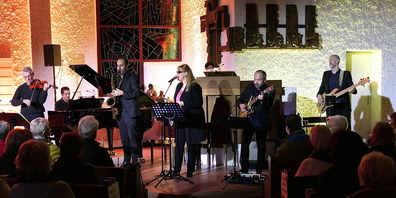 Ein weihnachtliches Konzert mit ausgezeichneten Musikern, vl. Karl Schwendener, Dani Rieser, Peter Lenzin, Britta T., Saki Hatzigeorgiou, Stefan Reinthaler