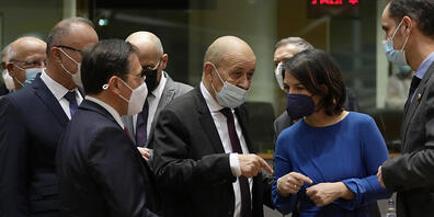 Annalena Baerbock (2.v.r, Bündnis 90/Die Grünen), Außenministerin von Deutschland, und Jean-Yves Le Drian (M), Außenminister von Frankreich, sprechen miteinander während eines Treffens der EU-Außenminister im Gebäude des Europäischen Rates. Foto: ...