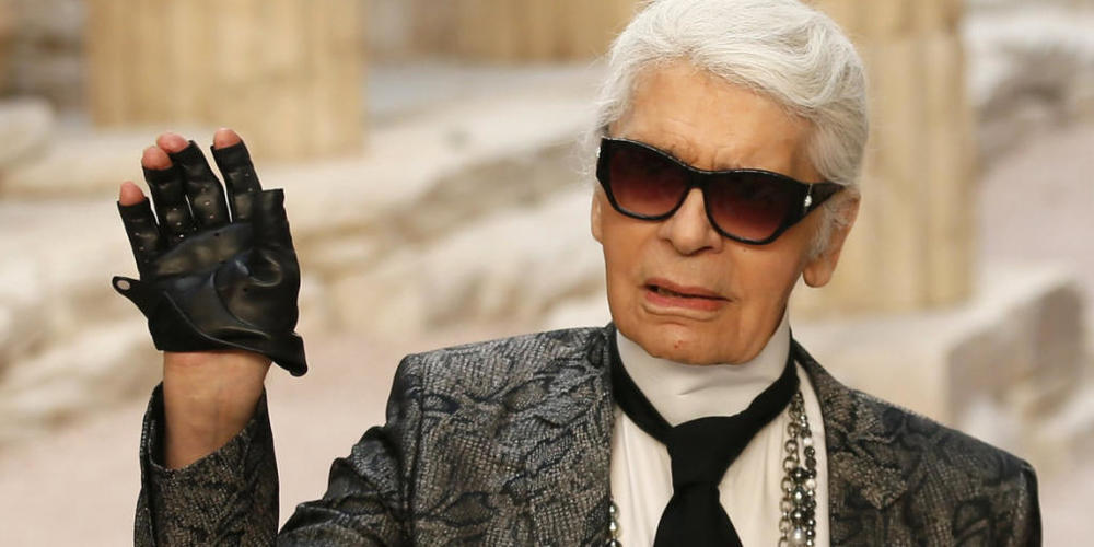 ARCHIV - Der Modedesigner Karl Lagerfeld, aufgenommen bei der Präsentation einer Chanel-Damen-Kollektion. Foto: Francois Mori/AP/dpa