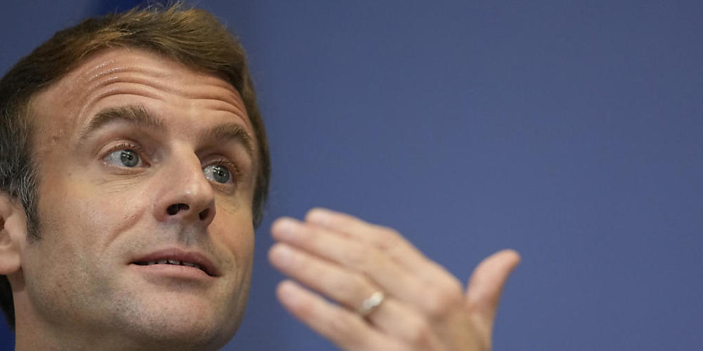 Emmanuel Macron, Präsident von Frankreich, gestikuliert während einer gemeinsamen Pressekonferenz mit dem kroatischen Präsidenten Milanovic. Foto: Darko Vojinovic/AP POOL/dpa