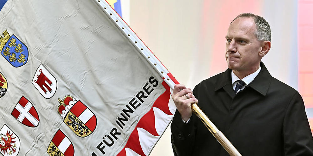 ARCHIV - Gerhard Karner, Innenminister von Österreich, hält eine Fahne anlässlich der Vereidigung des neuen ÖVP-Regierungsteams in der Präsidentschaftskanzlei. Foto: Hans Punz/APA/dpa