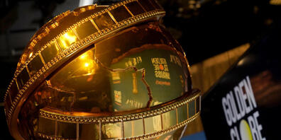 Statuen in Form der Golden Globes stehen vor Bekanntgabe der Nominierungen für die Golden Globe Awards auf der Bühne im Beverly Hilton Hotel. Die Verleihung der Golden Globes findet am 09. Januar 2022 statt. Foto: Chris Pizzello/Invision/AP/dpa