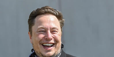 ARCHIV - Elon Musk, Tesla-Chef, steht bei einem Pressetermin auf dem Gelände der Tesla Gigafactory. Der Tesla-Chef und Weltraum-Unternehmer Elon Musk ist vom amerikanischen «Time Magazine» zur Person des Jahres gekürt würden. Foto: Patrick Pleul/d...
