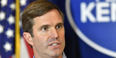 ARCHIV - Andy Beshear, Gouverneur von Kentucky, spricht auf einer Pressekonferenz. Foto: Timothy D. Easley/AP/dpa