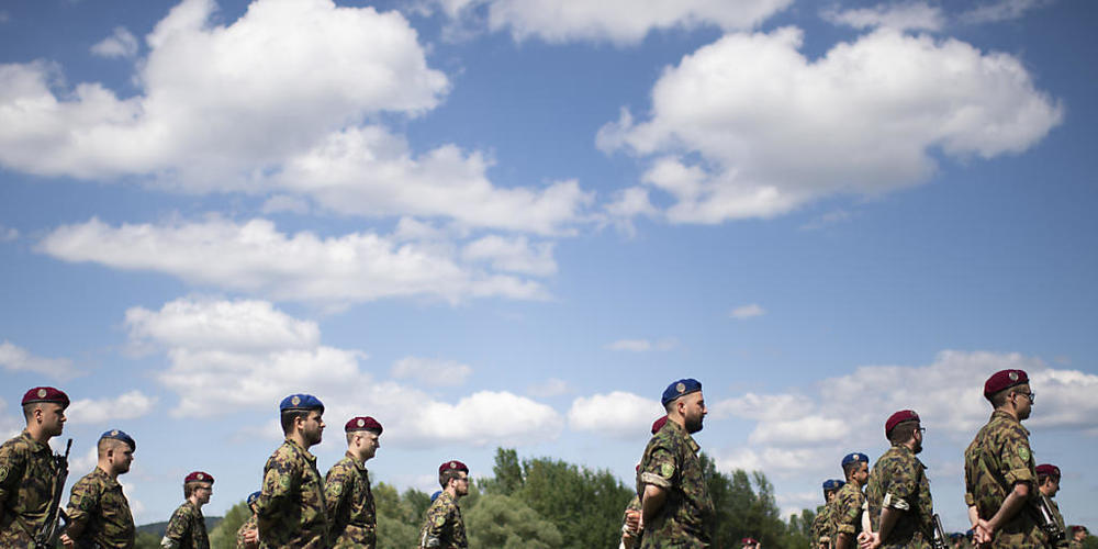 Angehörige der Armee könnten in Zukunft rund 2,5 Franken pro Tag mehr Sold erhalten. (Archivbild)