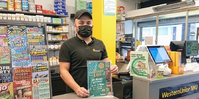 Argjent Tairi vom Gkiosk in Uzwil präsentiert das neue Adventslos.