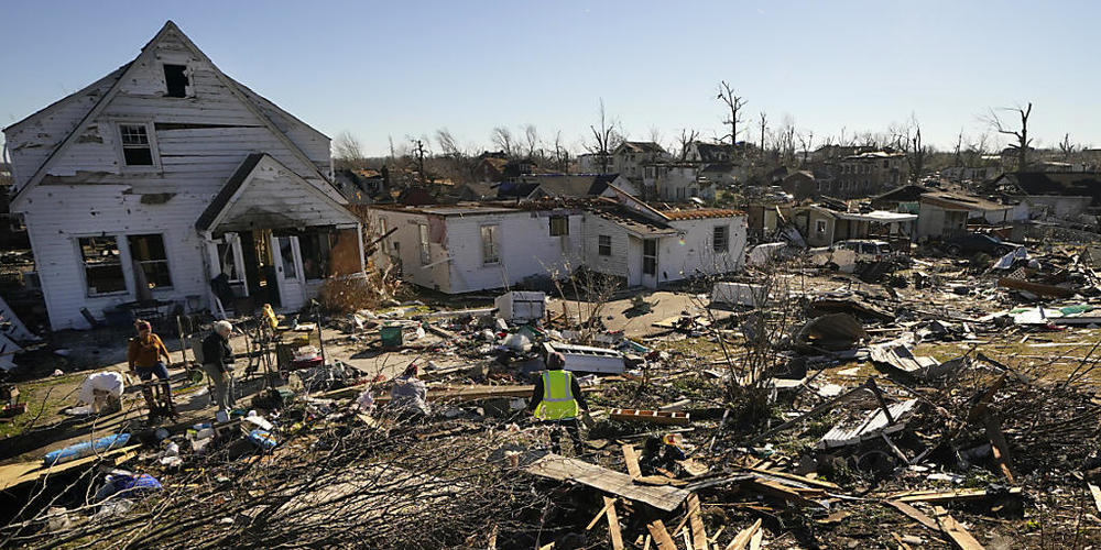 Freiwillige Helfer helfen Martha Thomas (2.v.l) bei der Bergung von Gegenständen aus ihrem zerstörten Haus, nachdem Tornados die Gegend im Bundesstaat Kentucky verwüstet haben. Foto: Gerald Herbert/AP/dpa