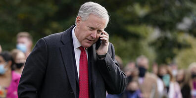 ARCHIV - Mark Meadows, ehemaliger Stabschef im Weißen Haus, telefoniert auf dem Südrasen des Weißen Hauses. (Archivbild) Foto: Patrick Semansky/AP/dpa