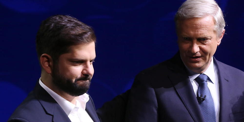 In einem TV-Duell in Chile haben der konservative José Antonio Kast (rechts) und der Kandidat der Linken, Gabriel Boric (links), die Klingen gekreuzt.