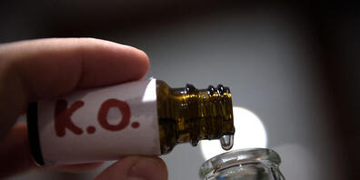 ARCHIV - Ziehen Unbekannte durch britische Clubs und machen junge Frauen bewusstlos, um sie vergewaltigen zu können - indem sie ihnen K.-o.-Tropfen spritzen? (Symbolbild) Foto: Nicolas Armer/dpa