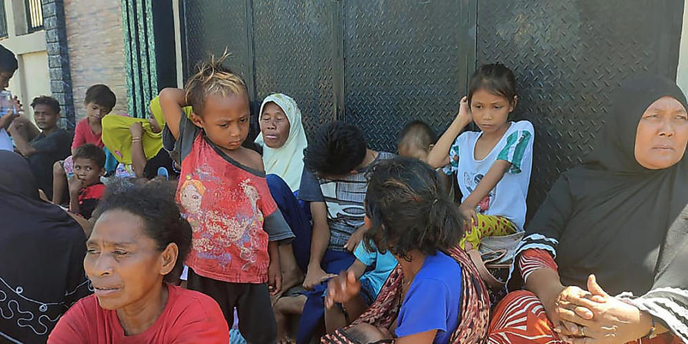 Menschen sitzen nach einem Erdbeben vor ihren Häusern. Eine Tsunami-Warnung nach dem Erdbeben der Stärke 7,4 konnte später aufgehoben werden. Berichte über Schäden gab es zunächst nicht. Foto: Str/AP/dpa