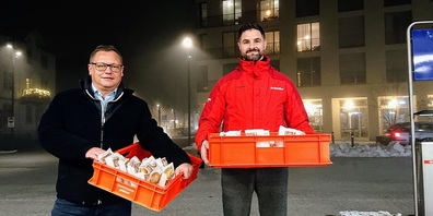 Spannen zusammen: v. l. Roland Klotz (Vorsitzender der Bankleitung, Raiffeisenbank Flawil-Degersheim-Mogelsberg-Oberuzwil) und Steven Stüdli (Generalagent, Mobiliar Generalagentur Flawil).