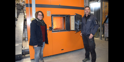 Mit neuem Ofen die Leistung von 900 auf 2400 Kilowatt erhöht: Genossame-Verwalter und Betriebsleiter Simon Seliner und die für die Genossame-Liegenschaften zuständige Nadine Tschümperlin.