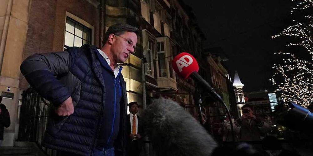 Mark Rutte, Ministerpräsident der Niederlande und Vorsitzender der rechtsliberalen VVD, spricht mit Journalisten, nachdem er eine Verhandlungsvereinbarung für ein neues Kabinett erzielt hat. Rund neun Monate nach der Parlamentswahl in den Niederla...