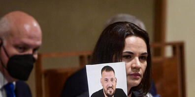 ARCHIV - Swetlana Tichanowskaja, Oppositionsführerin aus Belarus, hält eine Rede im tschechischen Parlament und hält ein Foto ihres inhaftierten Ehemanns Sergej Tichanowski hoch. Foto: Vondrou? Roman/CTK/dpa