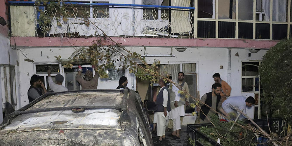 ARCHIV - Auf dem Bild vom Sonntag, 29. August 2021, sind die Schäden an einem Haus nach dem US-Drohnenangriff in Kabul zu sehen. Die Verantwortlichen für den Angriff, bei dem zehn Zivilisten getötet wurden, müssen nicht mit einer Bestrafung rechne...