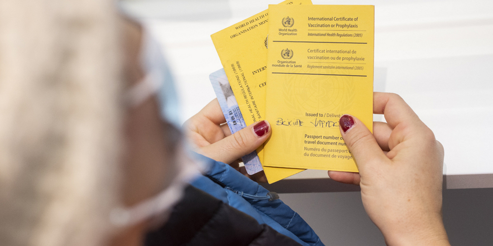 Wer sich im Ausland gegen Covid hat impfen lassen und die Impfung im gelben «Impfbüchlein» eingetragen hat, kann den Nachweis in ein digitales Zertifikat übertragen lassen.