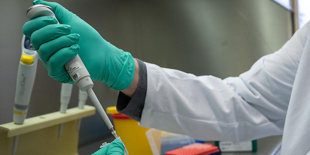 ARCHIV - Ein Forscher zeigt, wie ein PCR-Test für die Analyse auf Mutationen des Coronavirus vorbereitet wird. Die medizinische Chef-Beraterin der britischen Gesundheitsbehörde (UKHSA), Susan Hopkins, sieht Anzeichen dafür, dass sich die Omikron-V...