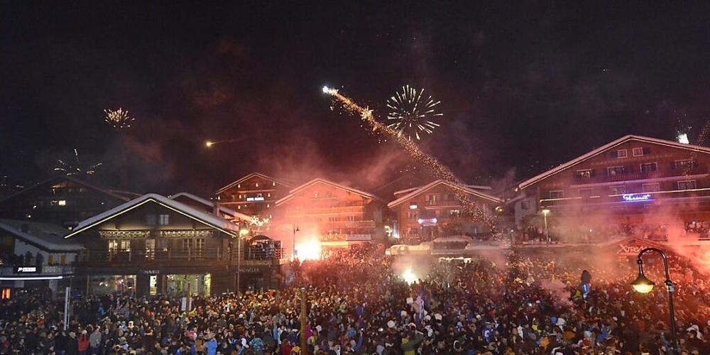Im Zentrum der Walliser Tourismusdestination Verbier soll es in der diesjährigen Silvesternacht nicht zu grossen Ansammlungen von feiernden Menschen kommen wie in Zeiten vor Corona. (Archivbild)