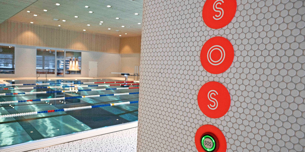 Safety first: Im neuen Hallenbad befinden sich mehrere SOS-Knöpfe – innert 30 Sekunden ist der Bademeister am gedrückten Auslöser. 