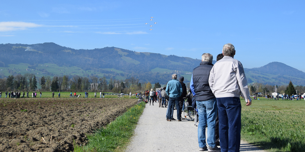 Dass die Patrouille Suisse in der Umgebung des Flugplatzes Wangen-Lachen trainiert, ist akzeptiert und lockt jeweils viele Schaulustige an. Anlass zu Kritik gibt der Umstand, dass die übrigen Flugbewegungen in der Region in den letzten Jahren zugenommen hätten.  (Foto: Hans-Ruedi Rüegsegger)