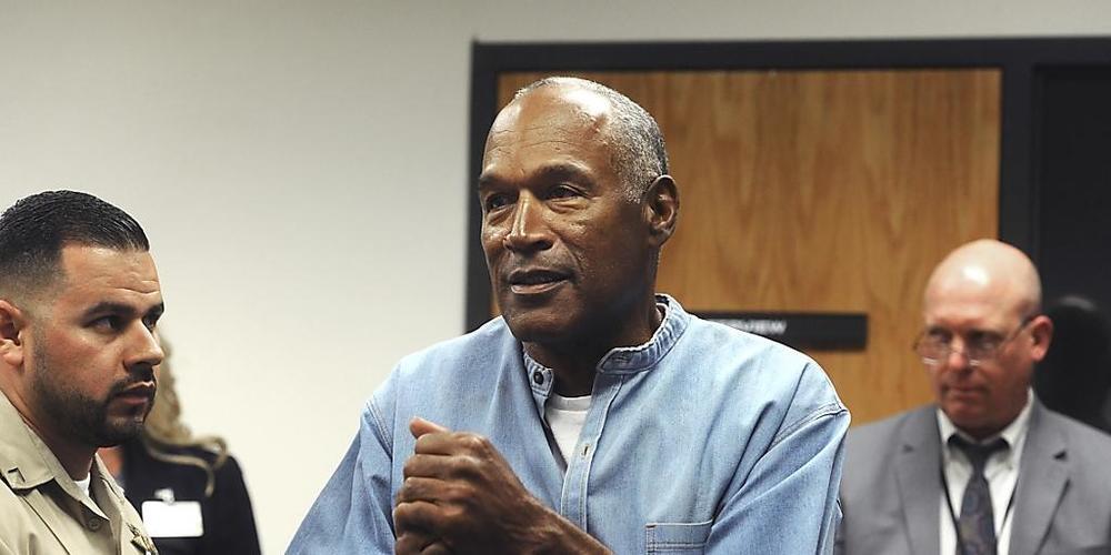 Der frühere US-Football-Star  O.J. Simpson (Mitte) ist aus der Bewährung entlassen worden. (Archivbild)