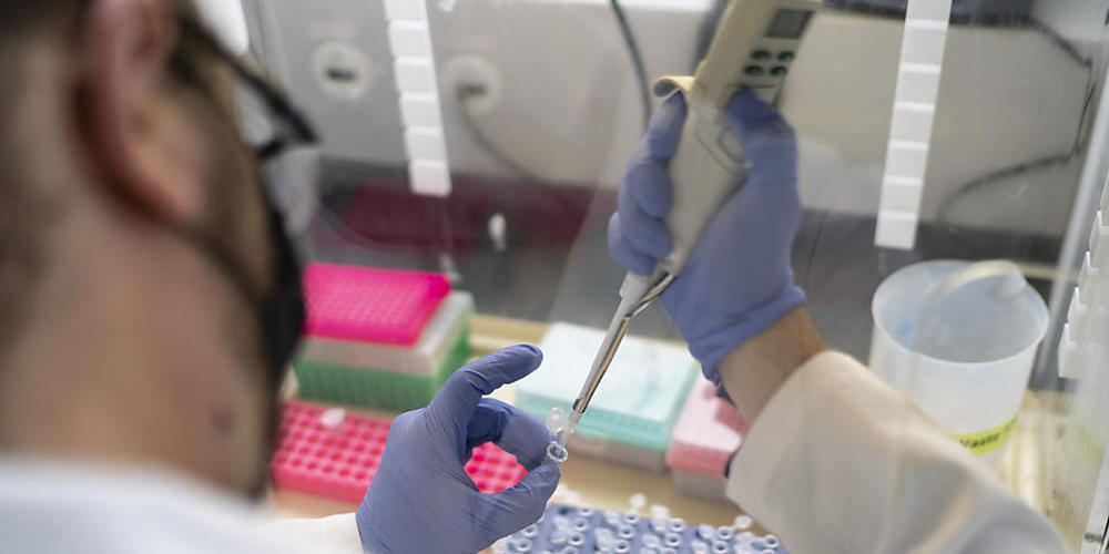 Ein Labormitarbeiter bereitet Abwasserproben auf, damit später darin nach Erbmaterial des Coronavirus gesucht werden kann. (Archivbild)