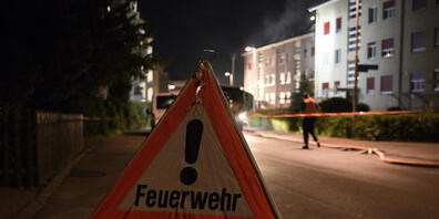 Im bernischen Lützelflüh ist in der Nacht auf Mittwoch ein Brand in einem Mehrfamilienhaus ausgebrochen. Die Feuerwehr ist derzeit daran, den Brand zu löschen. (Symbolbild)