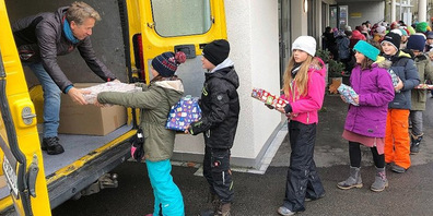 Primarschule Quarten: Die Kinder laden ihre Weihnachtspakete ein. 