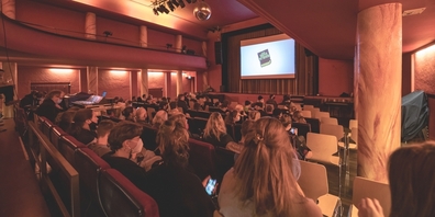 Im Saal des ehemaligen Kinos Palace in St.Gallen wurden die 26 nominierten Filme auf Leinwand gezeigt.