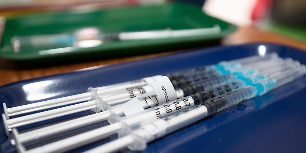 ARCHIV - Vom Impfstoff von Johnson  Johnson ist im Gegensatz zu den übrigen Präparaten bei der Erstimpfung nur eine Dosis notwendig. Foto: Friso Gentsch/dpa