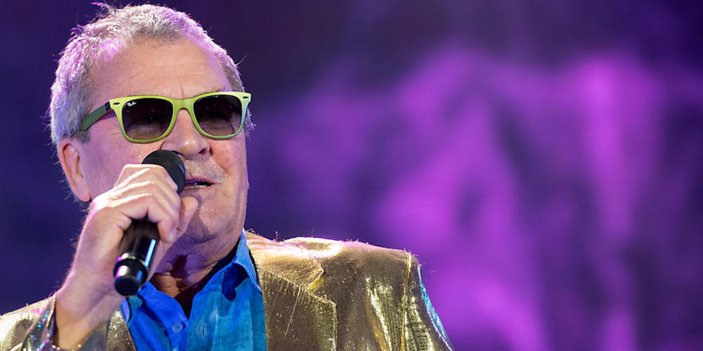 ARCHIV - Sänger Ian Gillan von der britischen Band Deep Purple will Vögel morgens mit seinem Gesang wecken. Foto: picture alliance / Sven Hoppe/dpa