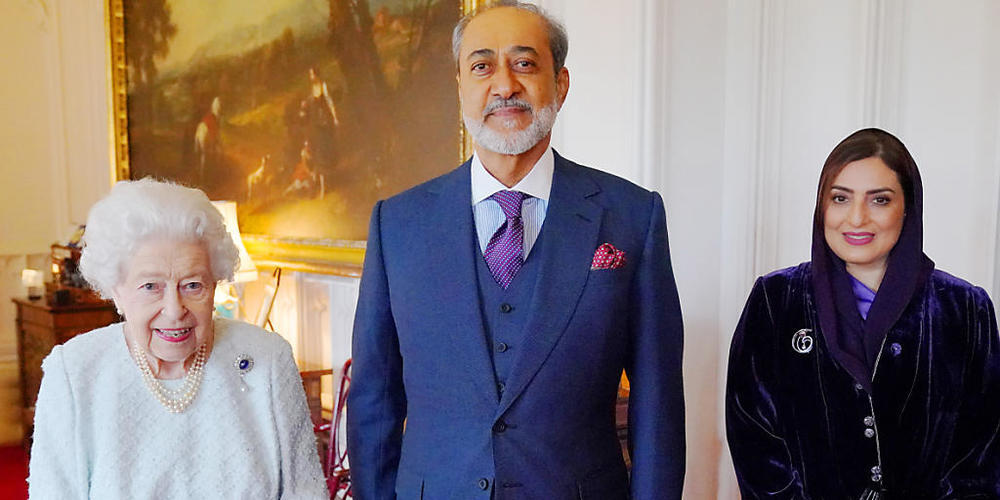 Königin Elizabeth II. von Großbritannien empfängt Haitham bin Tariq bin Taymur al-Said, Sultan von Oman, und seine Frau während einer Audienz auf Schloss Windsor. Foto: Jonathan Brady/PA Wire/dpa