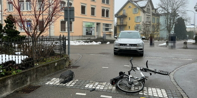 Eine 18-jährige E-Bike Fahrerin wurde beim Unfall verletzt. 