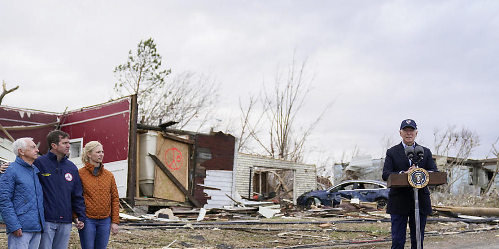 US-Präsident Joe Biden (r) bei seinem Besuch im Katastrophengebiet in Kentucky. Foto: Andrew Harnik/AP/dpa