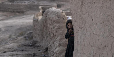 Ein Mädchen schaut aus ihrem Haus im afghanischen Dorf Kamar Kalagh. Foto: Petros Giannakouris/AP/dpa