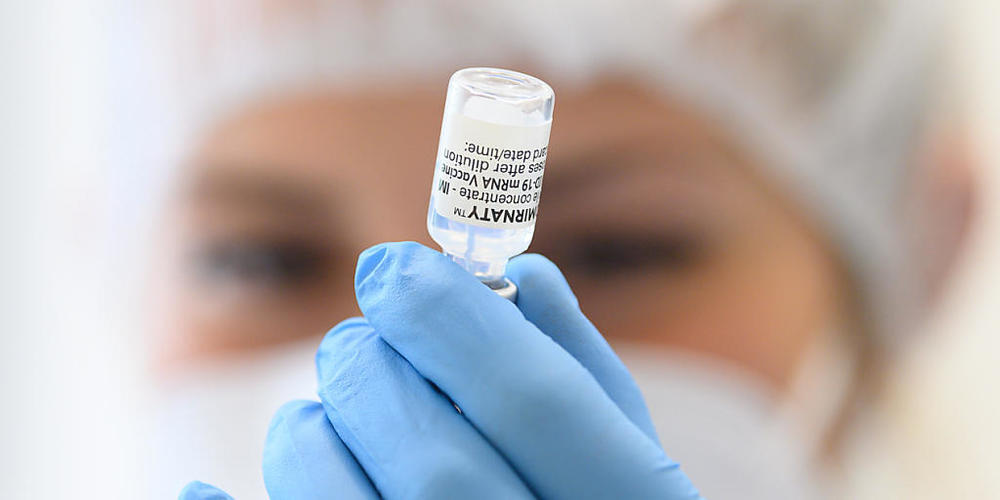 Der Chef des Weltärztebundes, Frank-Ulrich Montgomery, ist der Meinung, dass die Gewinne der Impfstoffhersteller staatlich reguliert werden sollten. (Archivbild)