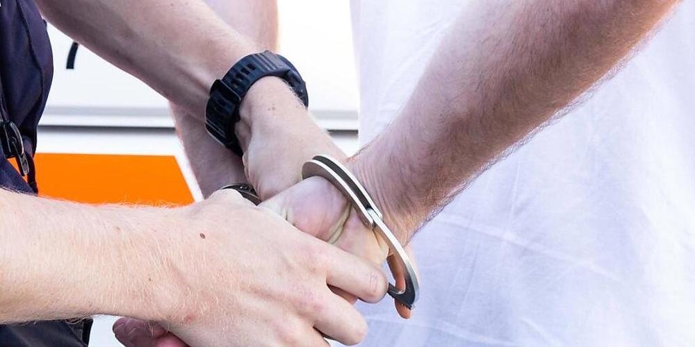 Nach einem Einschleichdiebstahl in Berlingen TG nahmen Mitarbeiter des Zolls in Stein am Rhein SH zwei Tatverdächtige fest. (Symbolbild)