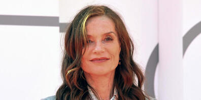 ARCHIV - Die französische Schauspielerin Isabelle Huppert erscheint auf dem roten Teppich der 78. Ausgabe der Filmfestspiele von Venedig. Foto: Piergiorgio Pirrone/LaPresse via ZUMA Press/dpa