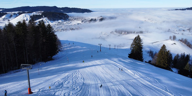Am Mittwochnachmittag erwachte der Skilift am Friherrenberg aus seinem Dornröschenschlaf und lockte Schneesportler an. Dieses Wintermärchen soll weitergehen, die Finanzierung dafür ist jedoch noch nicht ganz sichergestellt.      Foto zvg