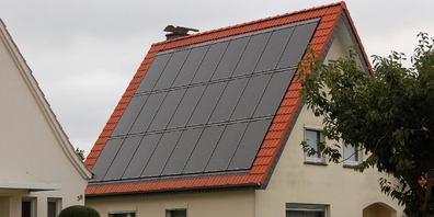 Der Weesner Gemeinderat will auch für In-Dach-Photovoltaikanlagen Energieförderbeiträge auszahlen. (Symbolbild)