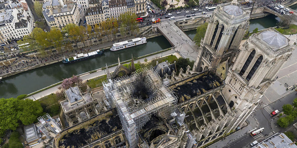 ARCHIV - Eine Luftaufnahme der Pariser Kathedrale Notre-Dame zeigt die Brandschäden. Foto: Gigarama.Ru/Gigarama.ru/dpa