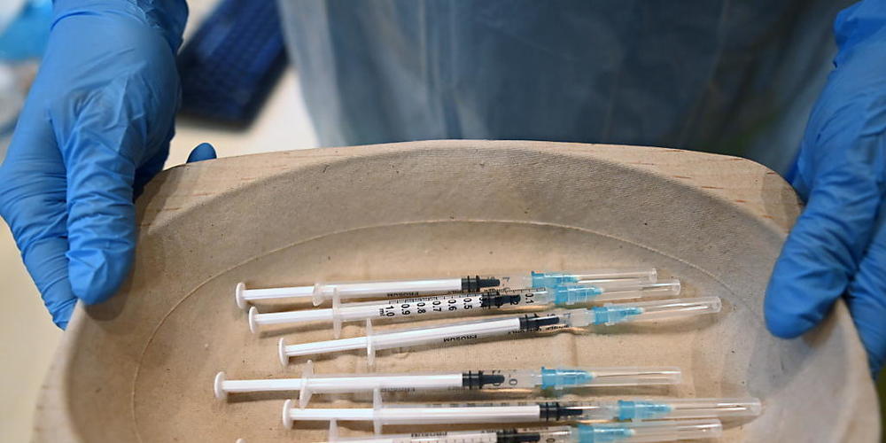 Impfungen mit unterschiedlichen Impfstoffen sind laut WHO möglich. Doch die Weltgesundheitsorganisation ruft einmal mehr dazu auf, zunächst Personen in ärmeren Ländern zu impfen, bevor in den Industrieländern eine dritte Impfung verabreicht wird. ...