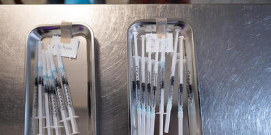 Impfstoff von Moderna (l) sowie von Johnson  Johnson liegt bei einer offenen Impfaktion in dem Musikclub Latin Palace Chang- in einer Schale. Foto: Sebastian Gollnow/dpa